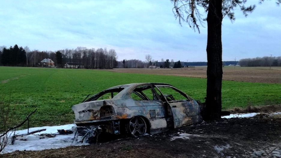 Auto spłonęło doszczętnie