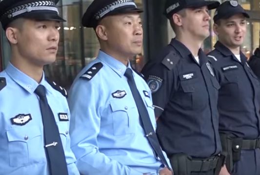 Chiny wysłały policjantów. Patrolują ulice miast w Europie