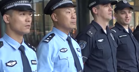 Chiny wysłały policjantów. Patrolują ulice miast w Europie