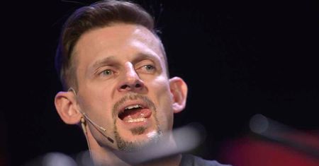 Michał Wójcik się żeni. Kabareciarz zapewnia: "Będzie ślub"