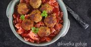 Czosnkowe pulpeciki z dorsza i marchewki w sosie pomidorowym