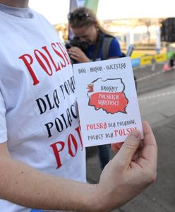 Ulotki z hasłem "Polska dla Polaków" rozdawane na terenie regat w Szczecinie