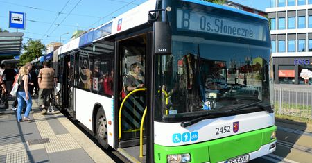 Szczecin. Gdy nie może wjechać do autobusu, blokuje go. Pasażerowie mówią dość