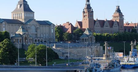 Szczecin. Pomnik Lecha Kaczyńskiego z założoną koszulką "Konstytucja"