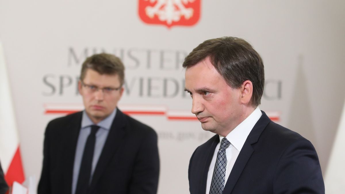 Minister sprawiedliwości Zbigniew Ziobro i wiceminister Marcin Warchoł, który nadzorował prace nad projektem.