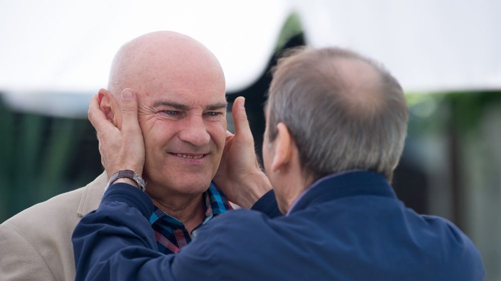 Na Wspólnej, odcinek 2172,  Wacek (Tomasz Sapryk), Roman (Walmdemar Obłoza) fot: x-news