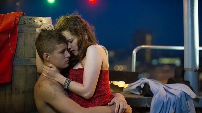 Na Wspólnej, odcinek 2198, Dominik (Mateusz Gasiewski), Kasia (Julia Chatys), foto: TVN/Radek Orzeł