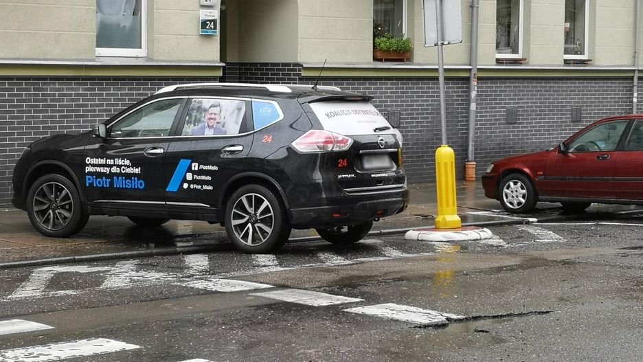 Szczecin. Tak poseł Piotr Misiło zaparkował swój samochód