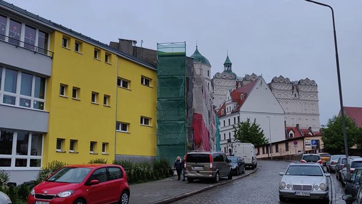 Żółta fasada wyraźnie odcina się na tle pozostałych budynków na zabytkowym Starym Mieście