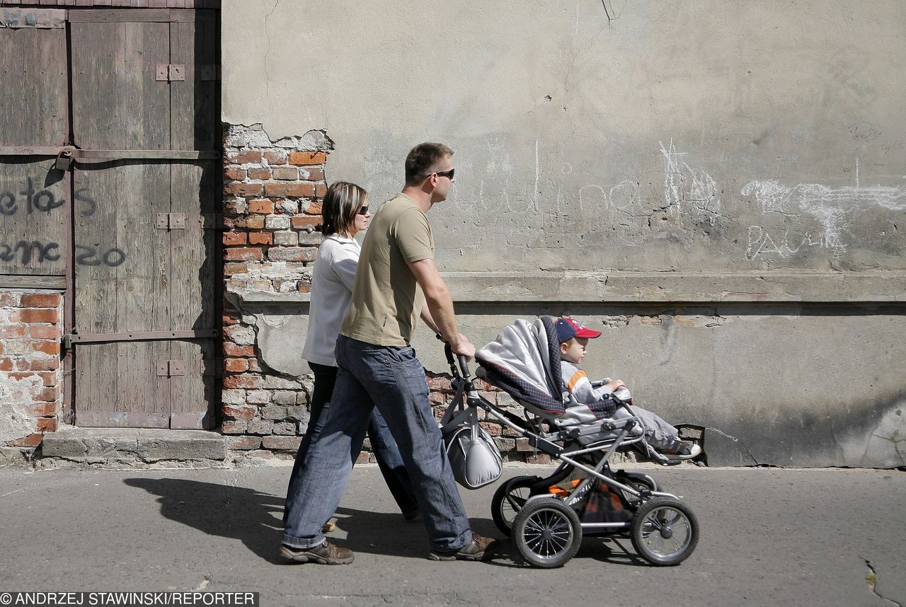 Zaległości z 500+. Odszkodowanie dla ojca, który czekał na świadczenie dwa lata. Tysiące rodzin wciąż bez pieniędzy