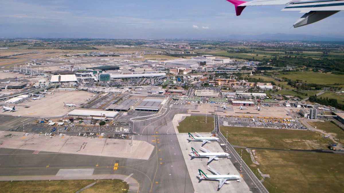 Włochy. Na zdj. lotnisko Fiumicino obsługujące Rzym