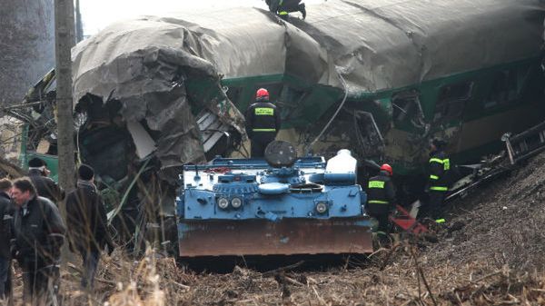 Czołg-ciągnik uczestniczy w akcji usuwania wraków na miejscu katastrofy kolejowej w Szczekocinach