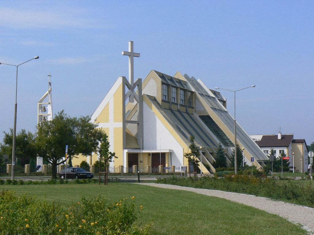 Parafianie z Bełchatowa bronią księży po incydencie z hostią. "Wara!"