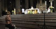 Dziewczyna w staniku i z koroną cierniową uklękła w czeskim kościele. Miała powód