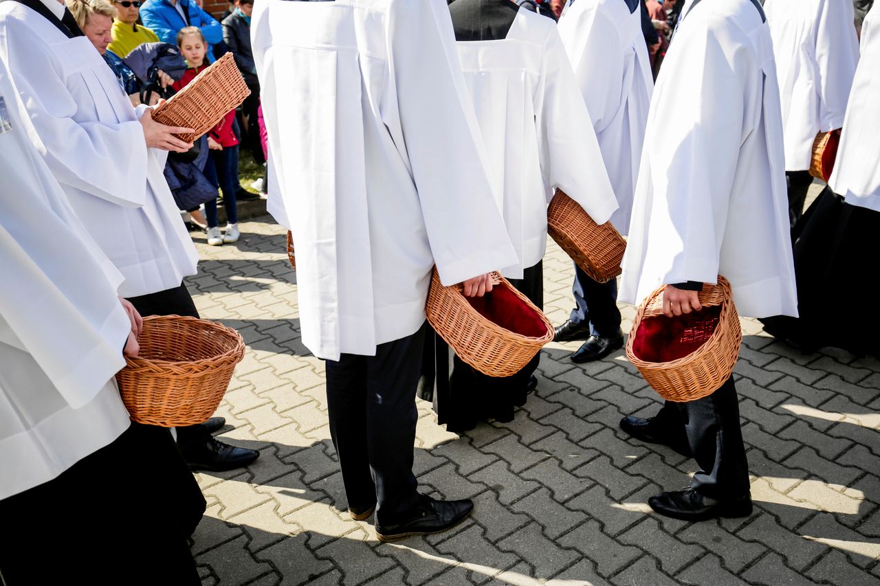 27 parafii wprowadziło płatności bezgotówkowe. Na tacę, za chrzest, ślub można płacić kartą