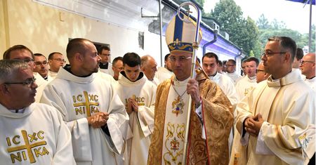 Sondaż. Tylko 20 proc. Polaków całkowicie ufa polskiemu Kościołowi