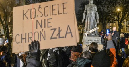 "Ks. Jankowski płacił za seks. I to dobrze". Kolejna ofiara przerywa milczenie