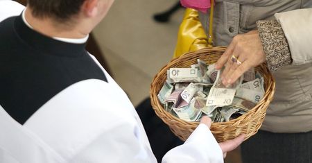 Parafie wprowadzają płatności kartą. Polacy twierdzą, że ten pomysł należy wyrzucić do kosza