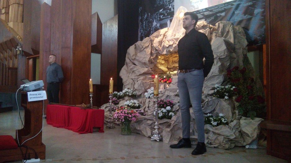 Działacze ONR przy Grobie Pańskim w jednym z białostockich kościołów