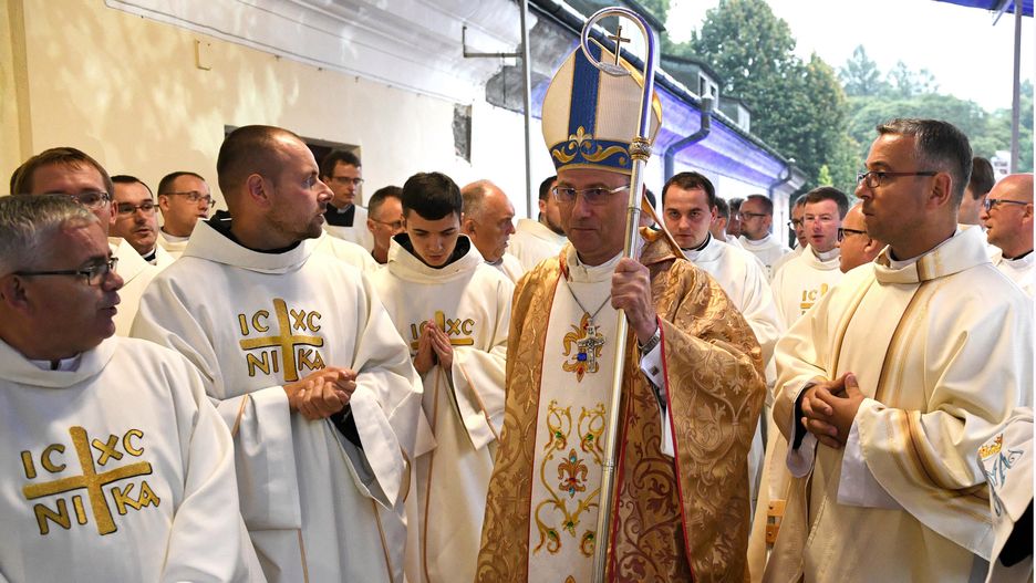 Polacy nie ufają Kościołowi