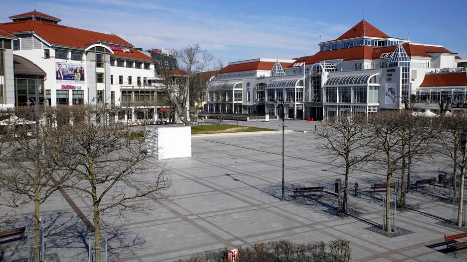 Zazwyczaj pełne turystów miasta są dziś puste. Na zdjęciu centrum Sopotu