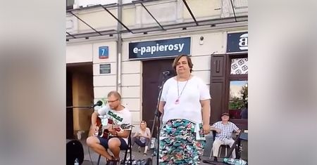 "Pierwsza w świecie rapująca teściowa". Wyszła na scenę i zachwyciła