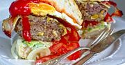Burger z awokado, bekonem i jajkiem sadzonym. Na duże śniadanie lub lunch