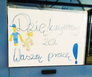 Warszawa. Mieszkańcy dziękują policjantom za pracę, którą wykonują