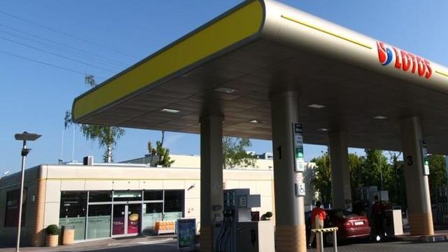 Sklepy przy stacjach paliw zyskały na zakazie handlu. 