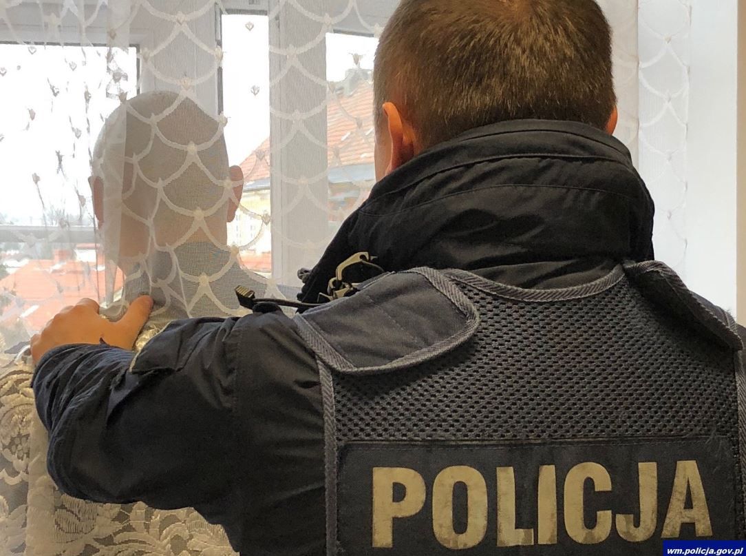 Lidzbark Warmiński: poszukiwany listem gończym schował się przed policjantami... za firanką