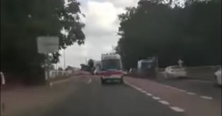 Pędził za karetką, omal nie spowodował wypadku. Szuka go policja