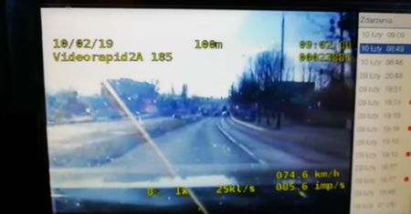Niemowlę było sine, traciło przytomność. Policja eskortowała auto