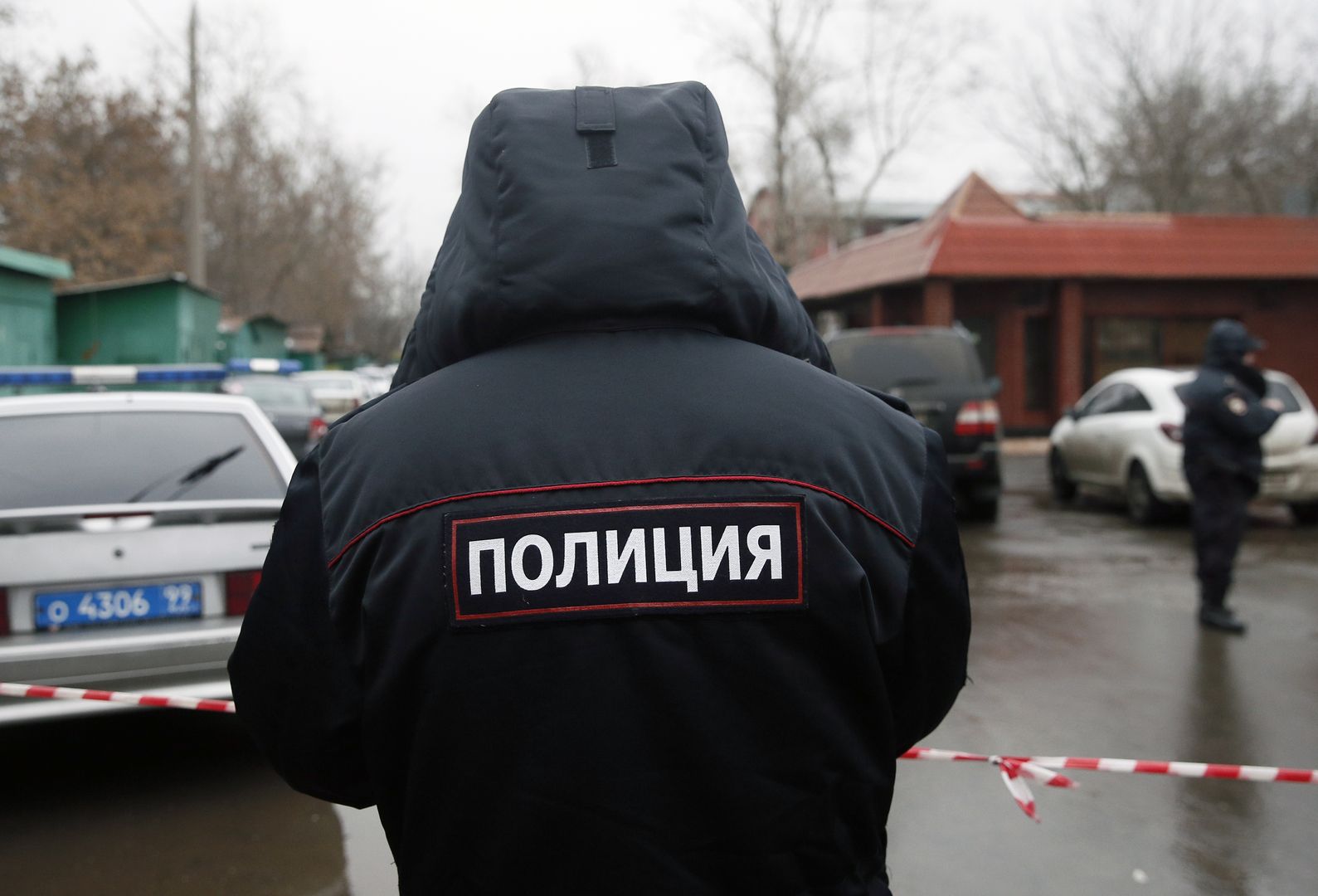 Policja przeszukuje fabrykę słodyczy w poszukiwaniu strzelca