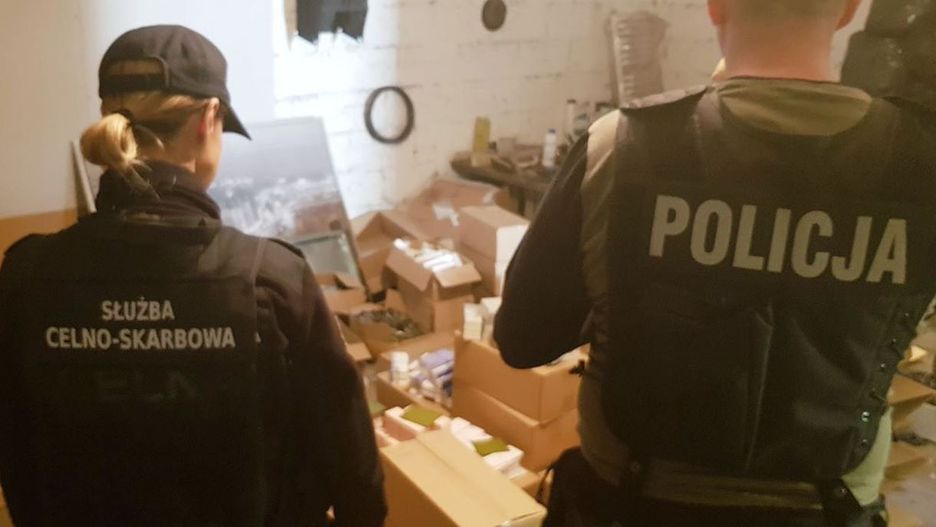 Mazowieckie: funkcjonariusze przechwycili prawie 50 tys. szt. „podróbek” m.in. perfum i odzieży o wartości niemal 7 mln. zł