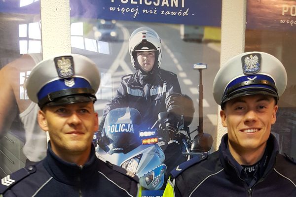 Policjanci eskortowali duszącego się noworodka. O pomoc poprosił ich ojciec dziecka