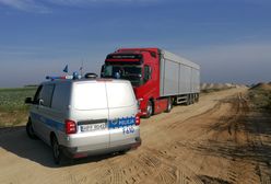 Policja zatrzymała kierowców ciężarówek na gorącym uczynku. Chcieli wyrzucić 100 ton śmieci