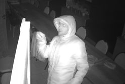 Mistrz kamuflażu poszukiwany. Złodziej nagle zdjął skarpetę