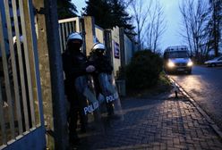 Konin. "Sytuacja kryzysowa". Policjanci z bronią i armatka wodna przed komendą