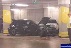 Kolizja w Elblągu. Kierowca wpadł z impetem na filar parkingu w centrum handlowym