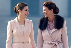 Królowa Letizia i Juliana Awada w pudrowym różu