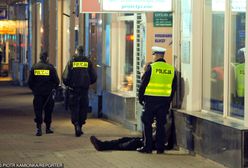 Bezdomny kopnął policjanta, prokuratura mu odpuściła. Frasyniuk "wierzgał nogami", usłyszał zarzuty