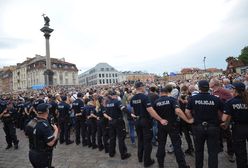 Policja nie potrafiła stworzyć kordonu na miesięcznicy. Pomogli przechodnie