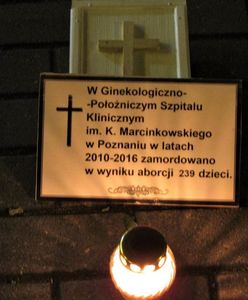 Zapalił znicz 'zabitym' dzieciom przed szpitalem. "To barbarzyństwo"
