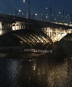 "Konstytucja" przy moście Poniatowskiego. Olbrzymi napis nad Wisłą