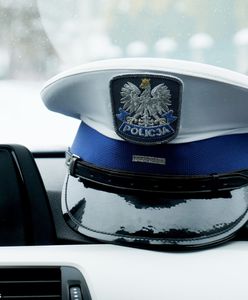 Kontrowersyjne zmiany w policji. "Kopał skrępowane osoby, został nagrany, a teraz otrzymuje awanse"