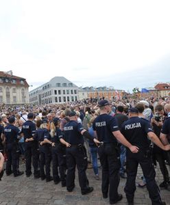 Policja nie potrafiła stworzyć kordonu na miesięcznicy. Pomogli przechodnie