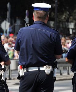 Katowice. Defilada na 15 sierpnia. Policjant skarży się na prowiant: kiełbasa i cztery kromki chleba