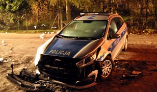 Potrącił policjanta, uderzył w radiowóz. Po udanej ucieczce oddał się w ręce policji
