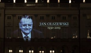 Iluminacja na Pałacu Prezydenckim. Dla uczczenia pamięci Jana Olszewskiego