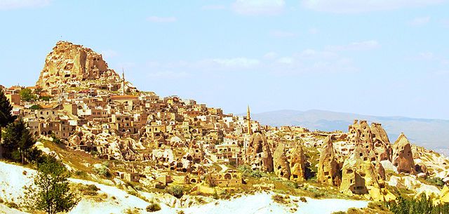 Widok na jedno ze skalnych miast w Kapadocji 